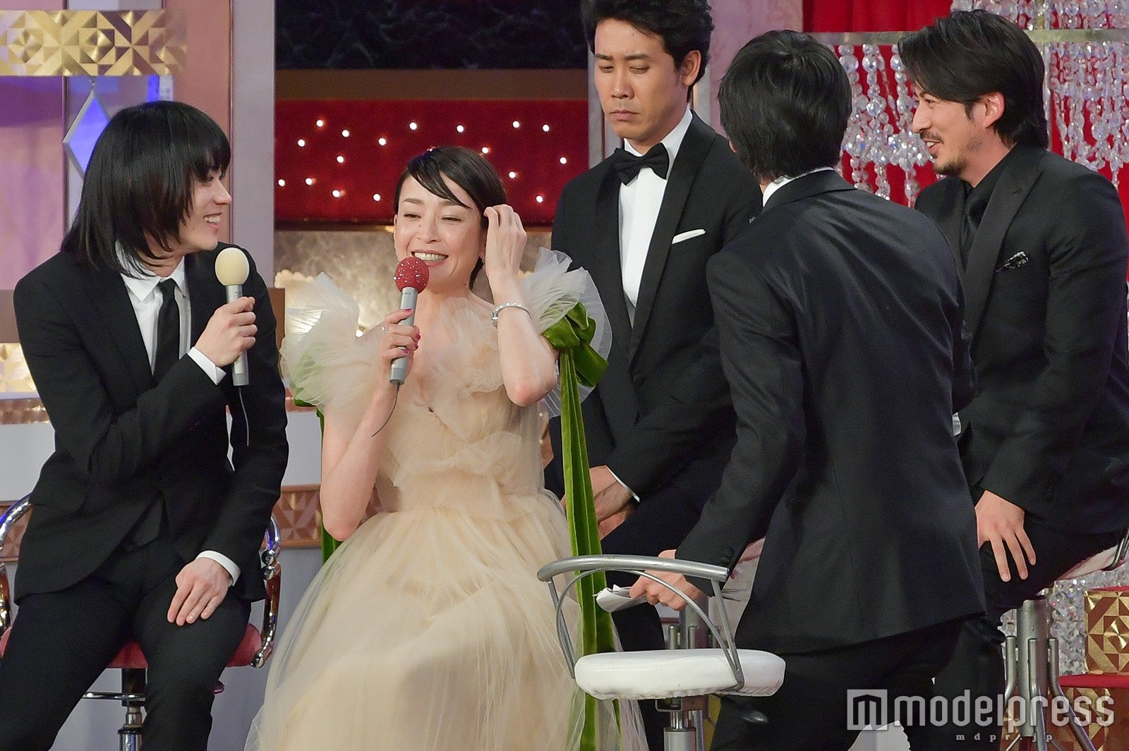 会話する菅田将暉と岡田准一 （C）モデルプレス