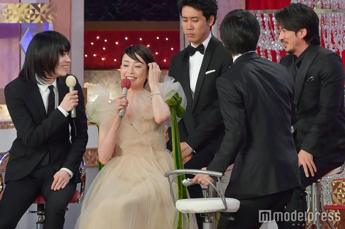 菅田将暉(左)と岡田准一(右)が“筋肉話”(C)モデルプレス