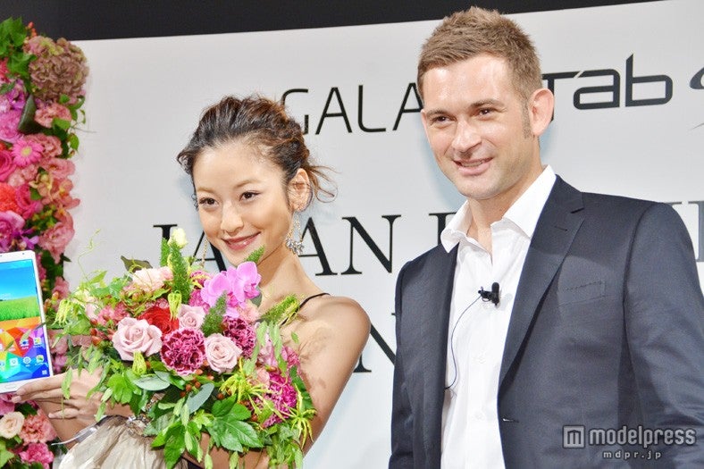 ニコライ・バーグマン氏から花束を贈られた西山茉希