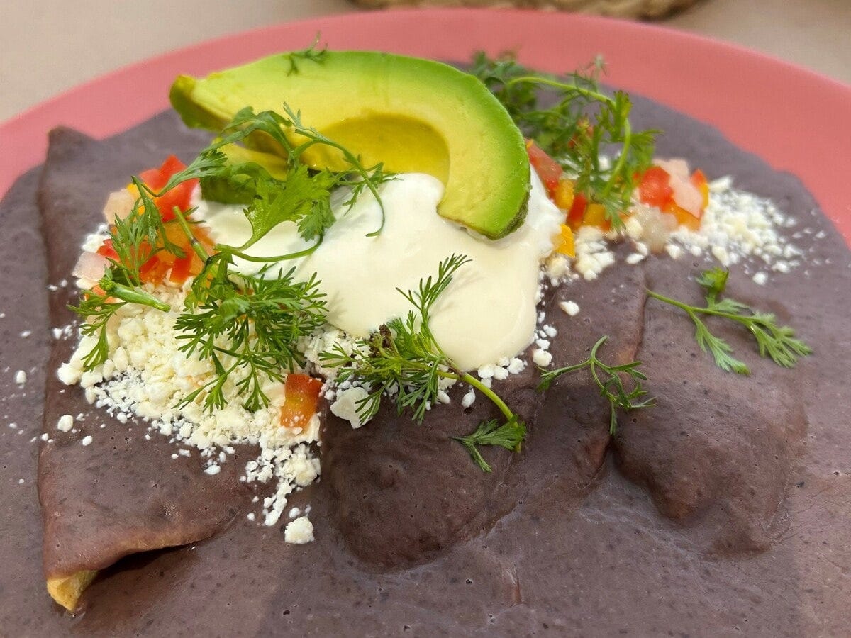 煮豆ピューレをかけたエンフリホラーダス