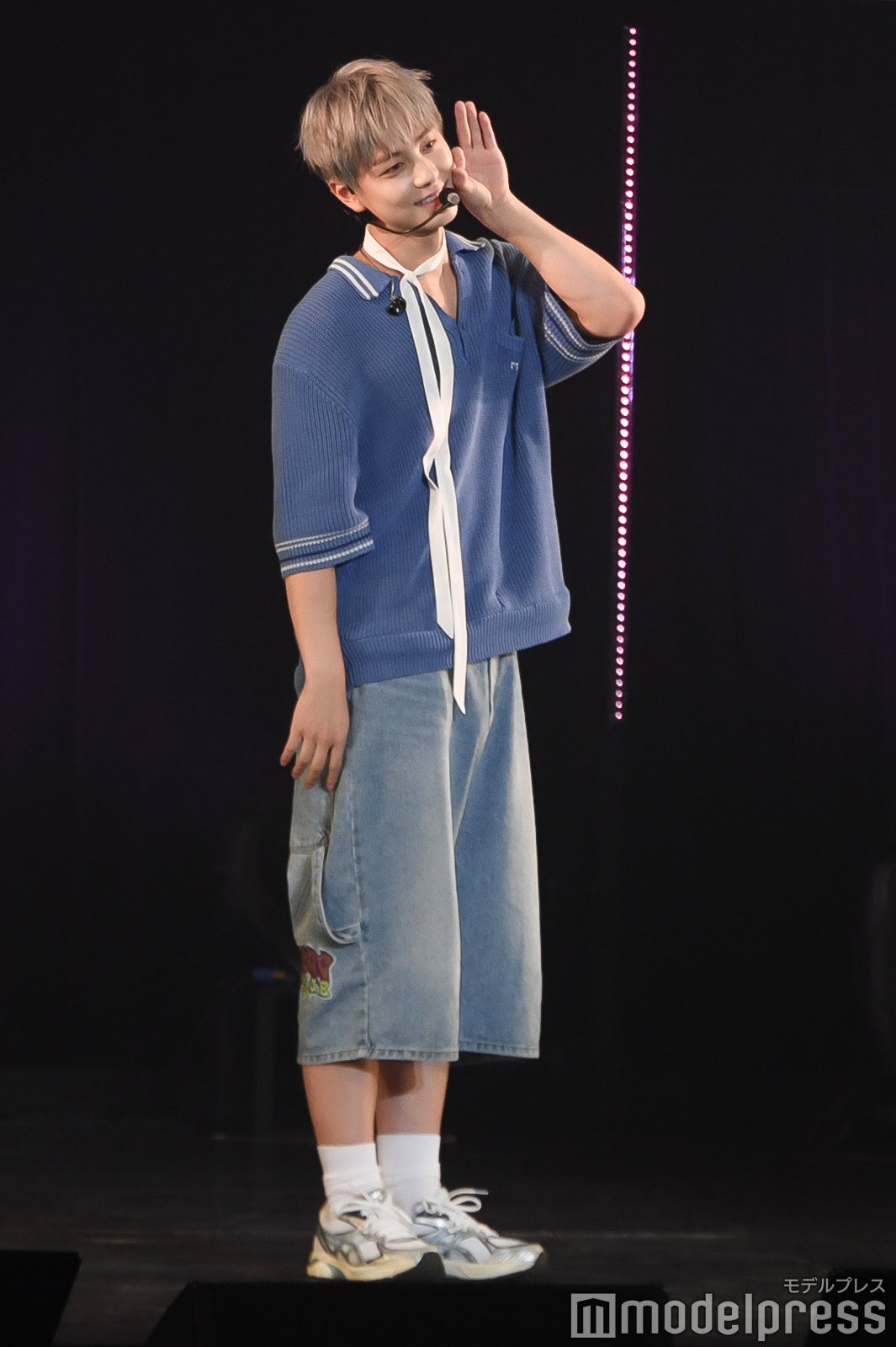 ファンのリクエストに応じてたこ焼きポーズをするTAKI（C）モデルプレス