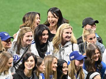ドジャース奥さま会 真美子夫人が最前列で爽やかな笑み 黒のノースリーブ姿 ポストシーズン恒例の集合写真公開