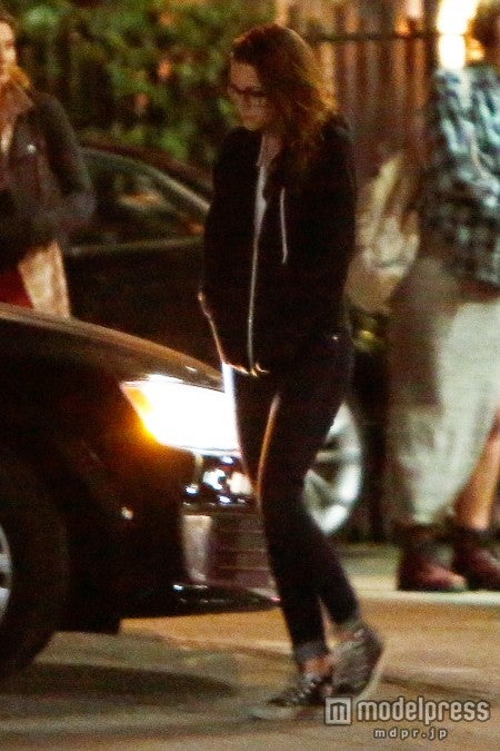 22日夜にキャッチされたクリステン・スチュワート。x17 online.com / Zeta Image