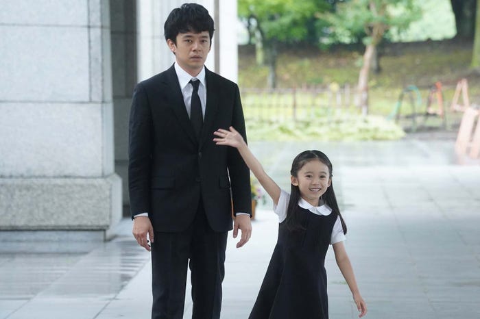 池松壮亮、泉谷星奈「海のはじまり」第1話より(C)フジテレビ
