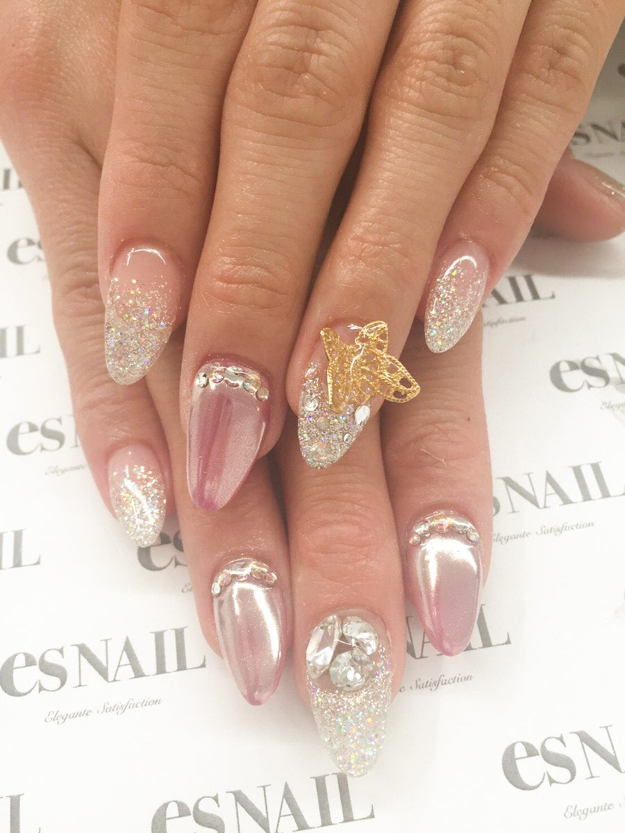 お洒落なミラーネイル／画像提供：esNAIL