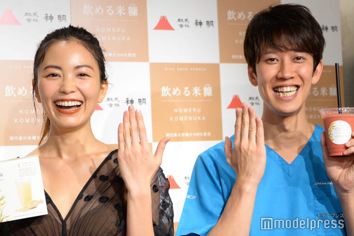 しゅんしゅんクリニックPの「シュッ!」ポーズをする矢野未希子、しゅんしゅんクリニックP (C)モデルプレス