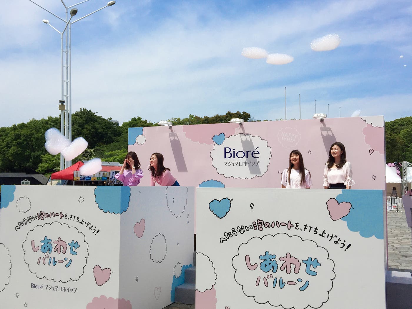 泡を打ち上げる“しあわせバルーン”