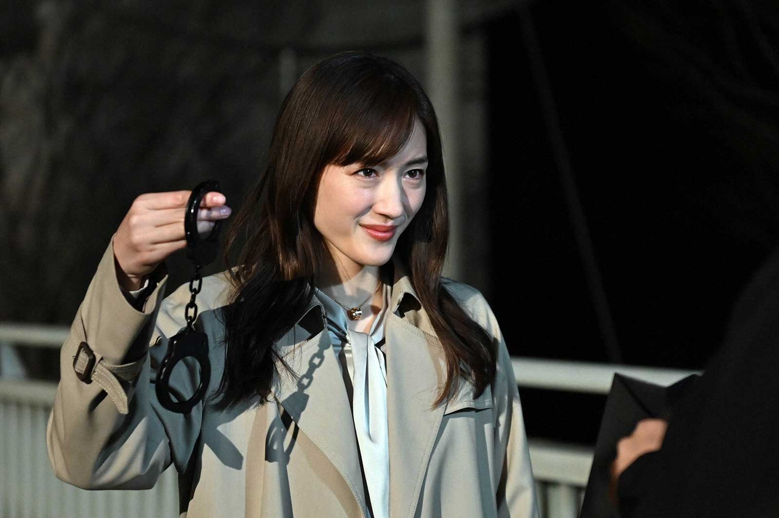 綾瀬はるか「天国と地獄 ～サイコな2人～」第8話より（C）TBS