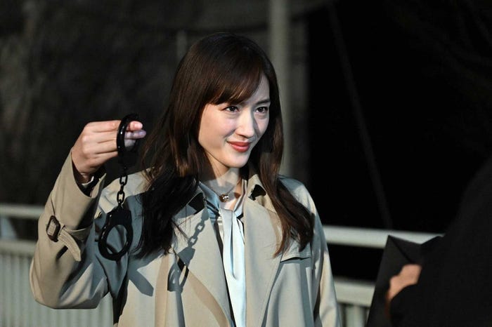 綾瀬はるか「天国と地獄 ~サイコな2人~」第8話より(C)TBS