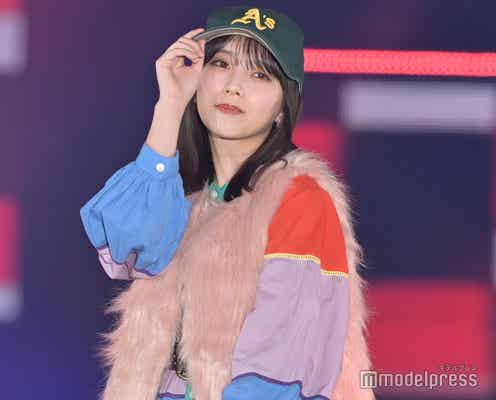 乃木坂46与田祐希、小物活かした上級者コーデ 儚げフェイスに注目<GirlsAward 2023 A/W>