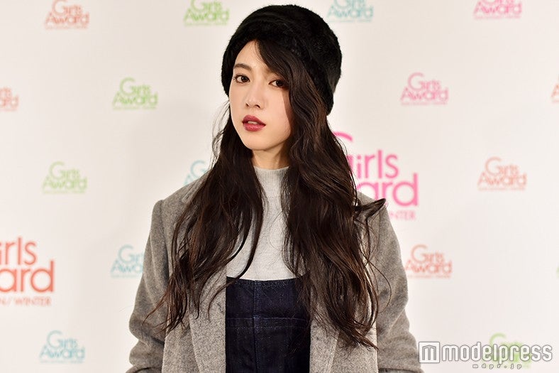 モデルプレスのインタビューに応じた三吉彩花（C）モデルプレス