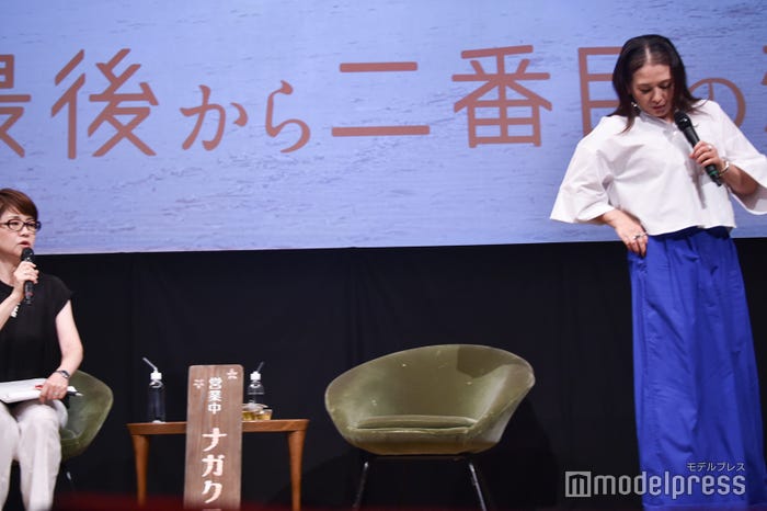改札で探す劇中シーンを再現する小泉今日子(C)モデルプレス