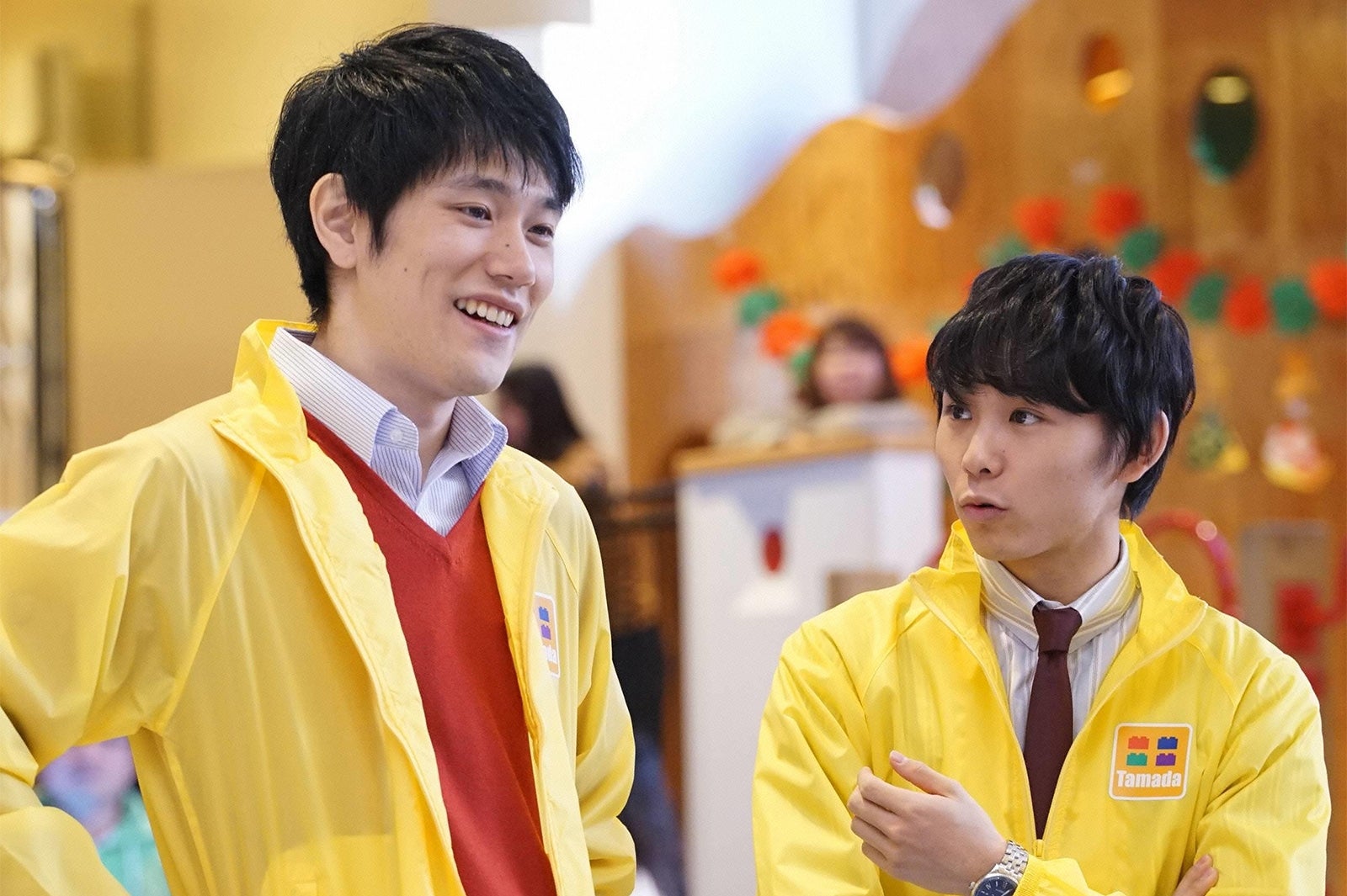 松山ケンイチ、須賀健太／ドラマ『隣の家族は青く見える』第1話より（C）フジテレビ