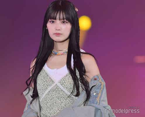 鶴嶋乃愛、ジャケットはだけさせ美肩キラリ<GirlsAward 2023 S/S>