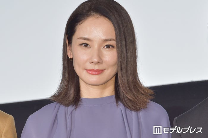 吉田羊、左手薬指に指輪キラリ「旦那さまとパチリ」“2ショット”公開