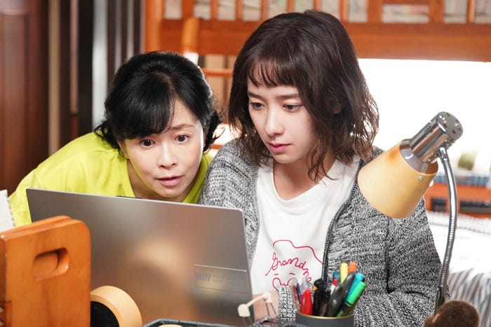 坂井真紀、堀田真由「若草物語―恋する姉妹と恋せぬ私―」第4話(C)日本テレビ