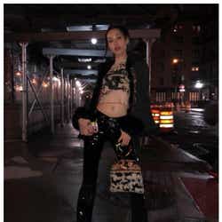 モデルプレス - 水原希子の“へそ出しコーデ”にくぎ付け「エロカッコイイ」「驚異的スタイル」