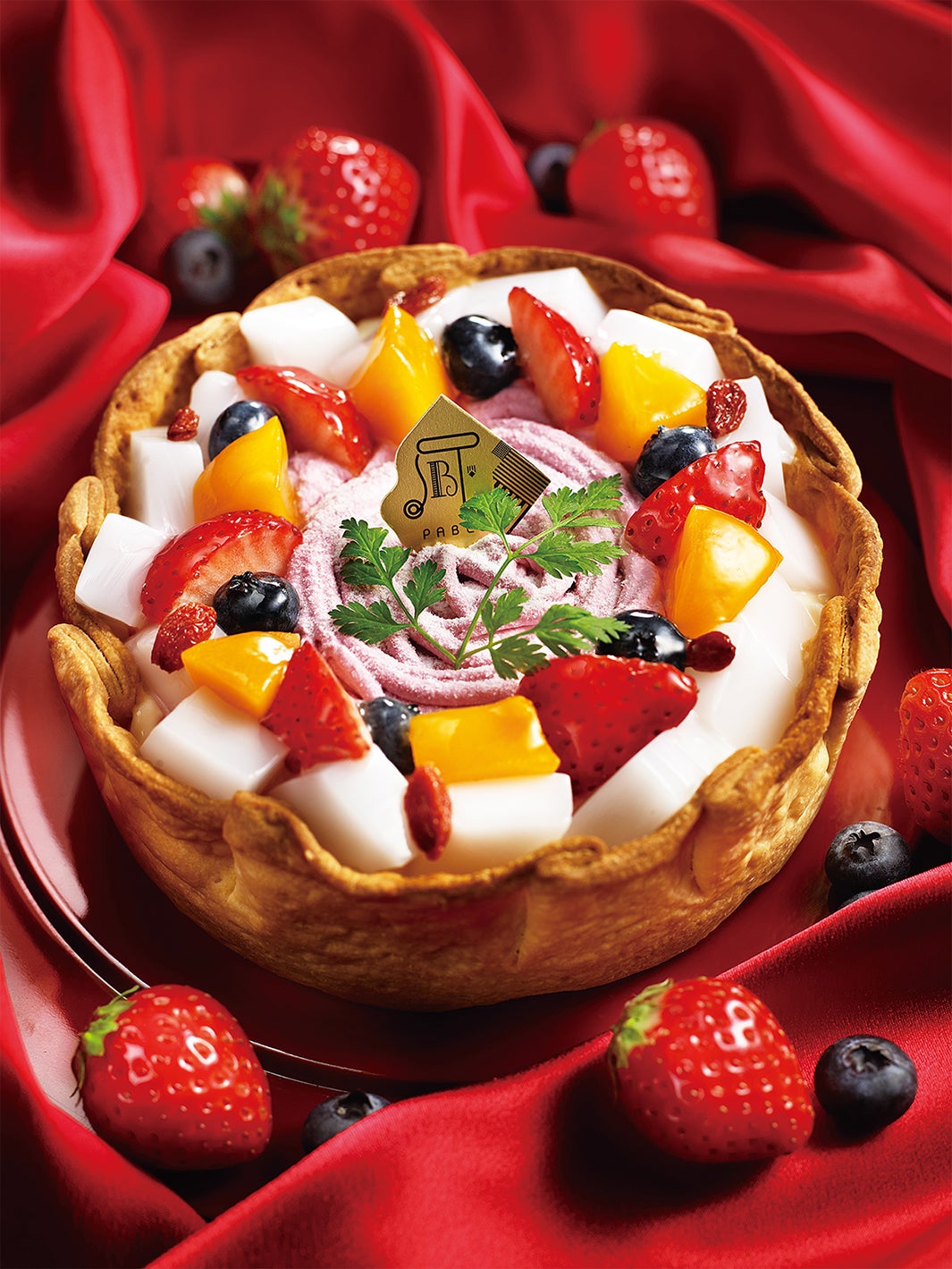 いちごと杏仁豆腐のチーズタルト／画像提供： PABLO（パブロ）