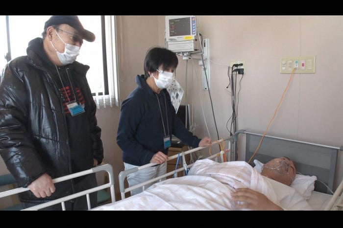 入院中のクロちゃん(C)TBS