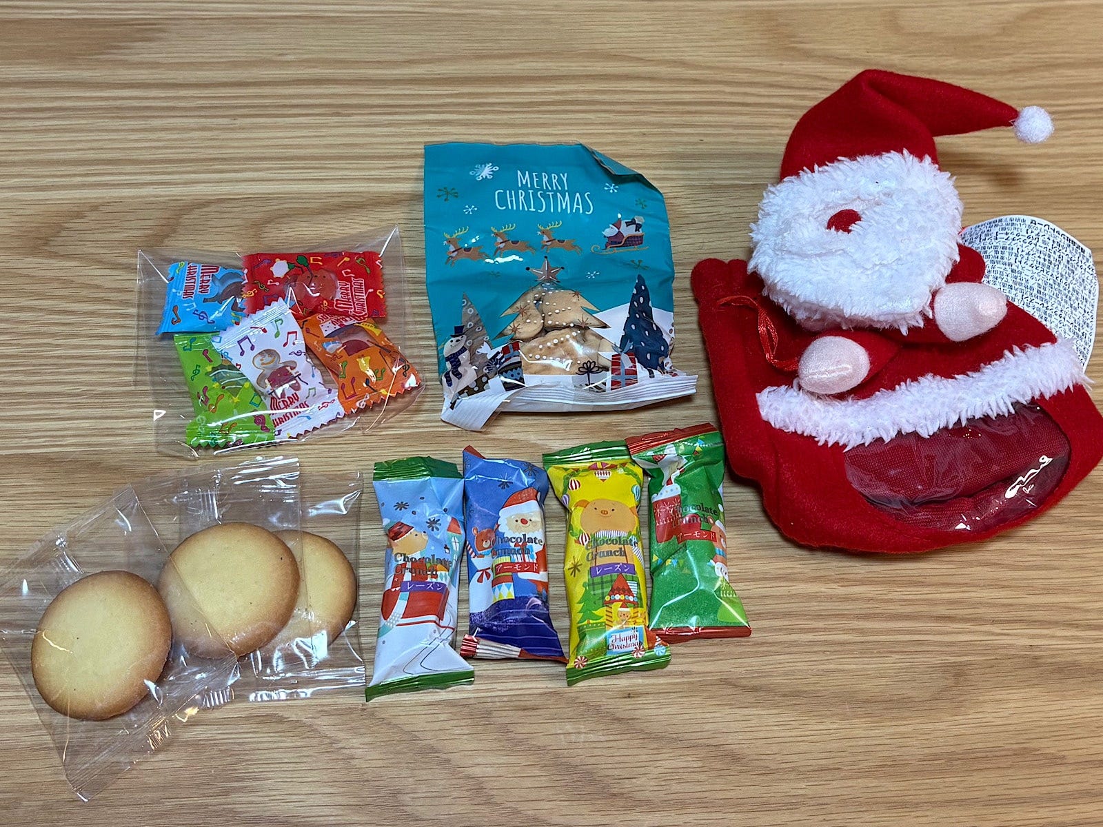 サンタさんの袋の中には、たっぷりのお菓子が! クリスマスプレゼントによろこんでもらえること間違いなしです