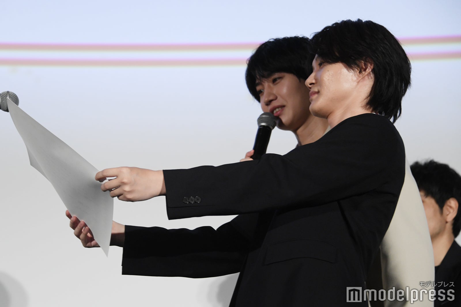 連携する神木隆之介と桜田通その2（C）モデルプレス