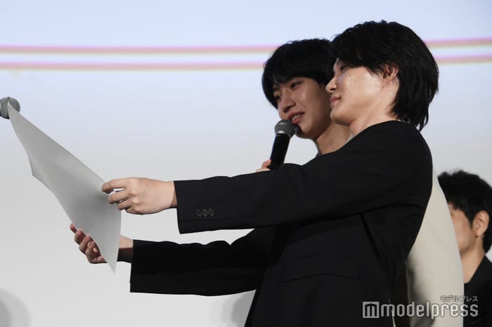 連携する神木隆之介と桜田通その2(C)モデルプレス