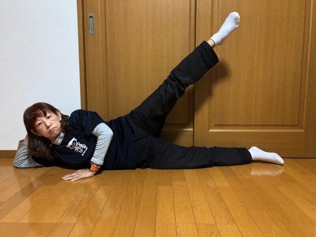 横になった状態でお尻の外側を意識して足を挙げよう