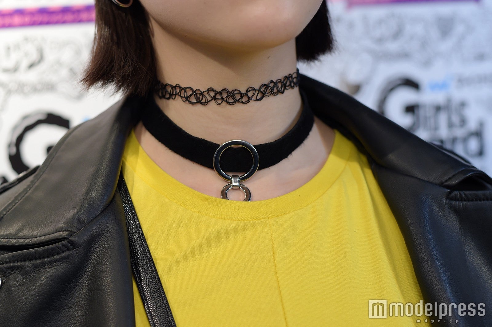 チョーカーは重ね付けC）モデルプレス