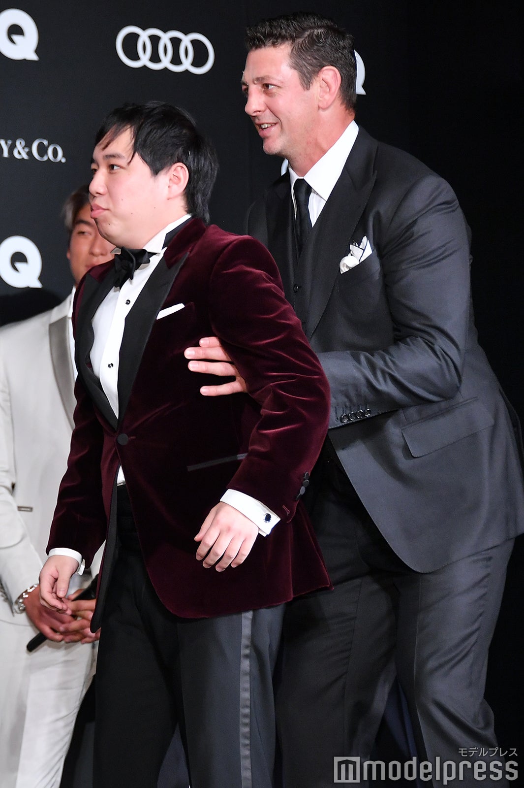 霜降り明星・せいやを持ち上げるトンプソン・ルーク選手 （C）モデルプレス