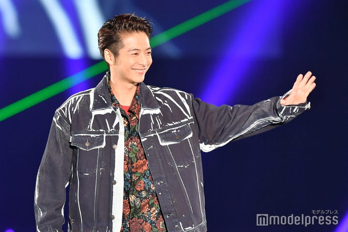 茶髪の小池徹平(C)モデルプレス