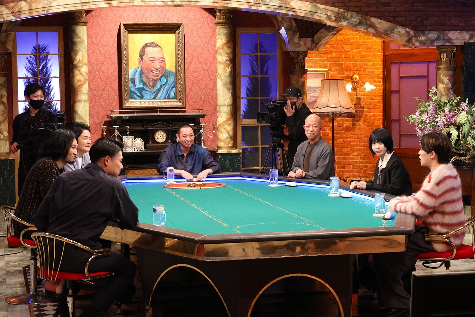 （左手前から時計回りに）吉村崇、青木崇高、ノブ、大悟、小峠英二、あの、松倉海斗（C）フジテレビ