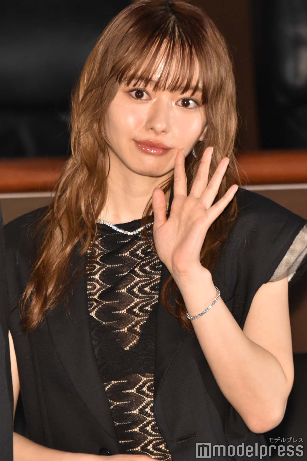 手を振る山本舞香（C）モデルプレス