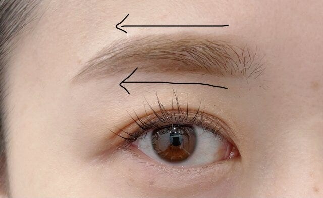 2020〜2022年に流行っていた眉は太めの平行眉