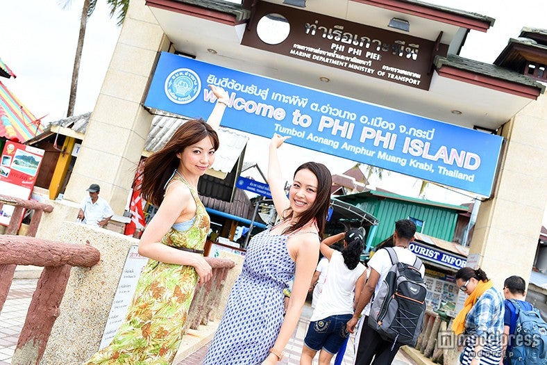 ピピ島の街の中心部を散策／モデル：富田千穂、三好利奈