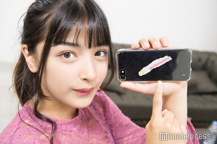 マリナのオリジナルスマホケース。姉エリカが「おしゃれー!」 と興奮 (C)モデルプレス