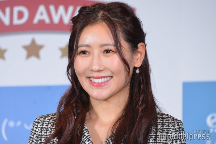 西野未姫、夫・山本圭壱と娘のハーフバースデー祝福＆家族写真公開「ばぁばの手作り衣装素敵」「お2人にそっくり」の声