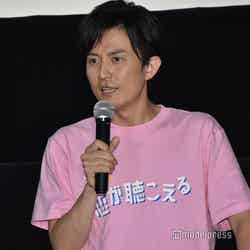 橋本涼が指定したピンク色のTシャツを着る赤荻歩TBSアナウンサー（C）モデルプレス