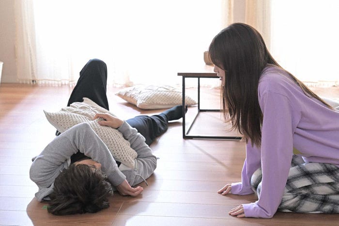 瀬戸康史、生見愛瑠「くるり~誰が私と恋をした?~」第8話より(C)TBS