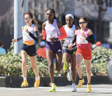 わずか2秒差2位の佐藤早也伽は涙「悔しい。もしかしたら勝てるかな。勝ちたいなという気持ちがあった」連覇のチェプキルイと一騎打ちもあと一歩及ばず