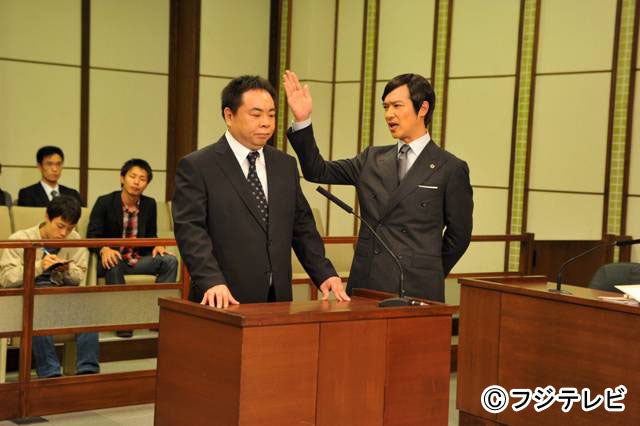 「リーガルハイ」に出演する（左より）塚地武雅、堺雅人