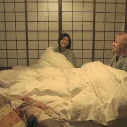 こっそり布団を移動して別部屋で寝ようとする花、夢「TERRACE HOUSE TOKYO 2019-2020」37th WEEK（C）フジテレビ／イースト・エンタテインメント