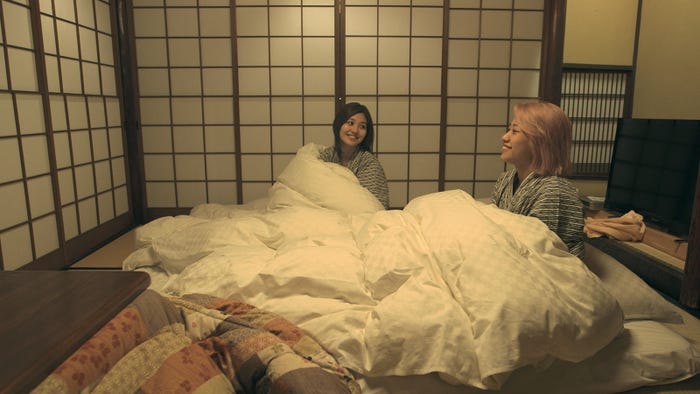 こっそり布団を移動して別部屋で寝ようとする花、夢「TERRACE HOUSE TOKYO 2019-2020」37th WEEK(C)フジテレビ/イースト・エンタテインメント