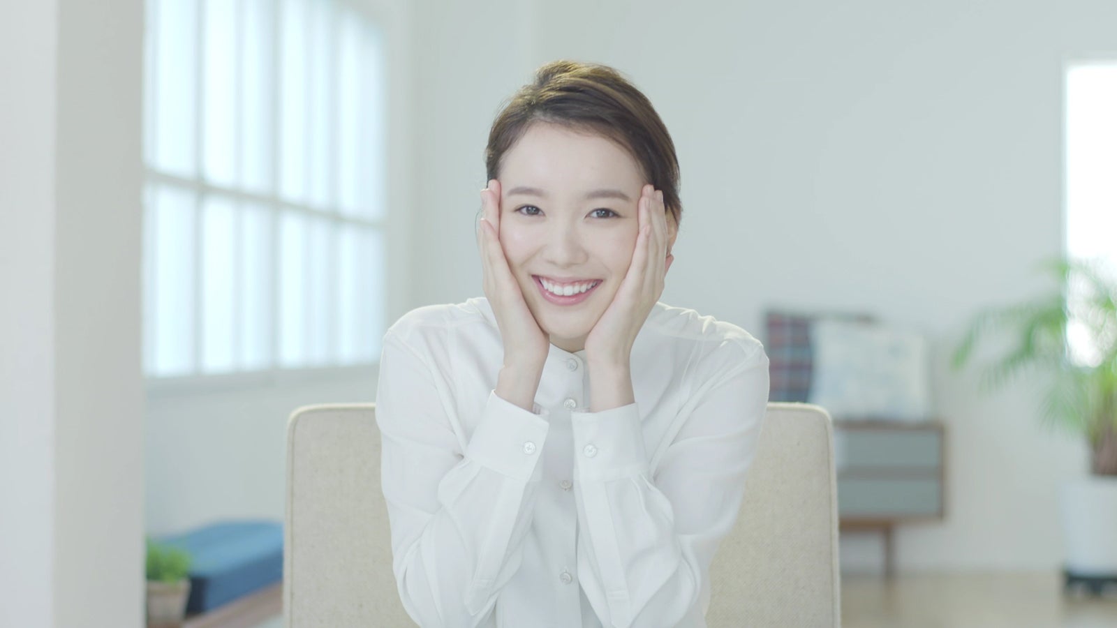 飯豊まりえ／メイク紹介動画より（提供写真）