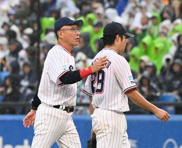 ヤクルト3位転落 無念の降雨コールド 同点の六回に広沢が一挙4失点 オスナが今季初の2打席連発＆1試合2発も及ばず