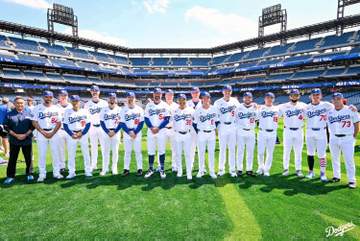 ドジャースの集合写真が壮観！総勢18人がオールスターの舞台へ 首脳陣も勢ぞろい 中島トレーナーの姿も