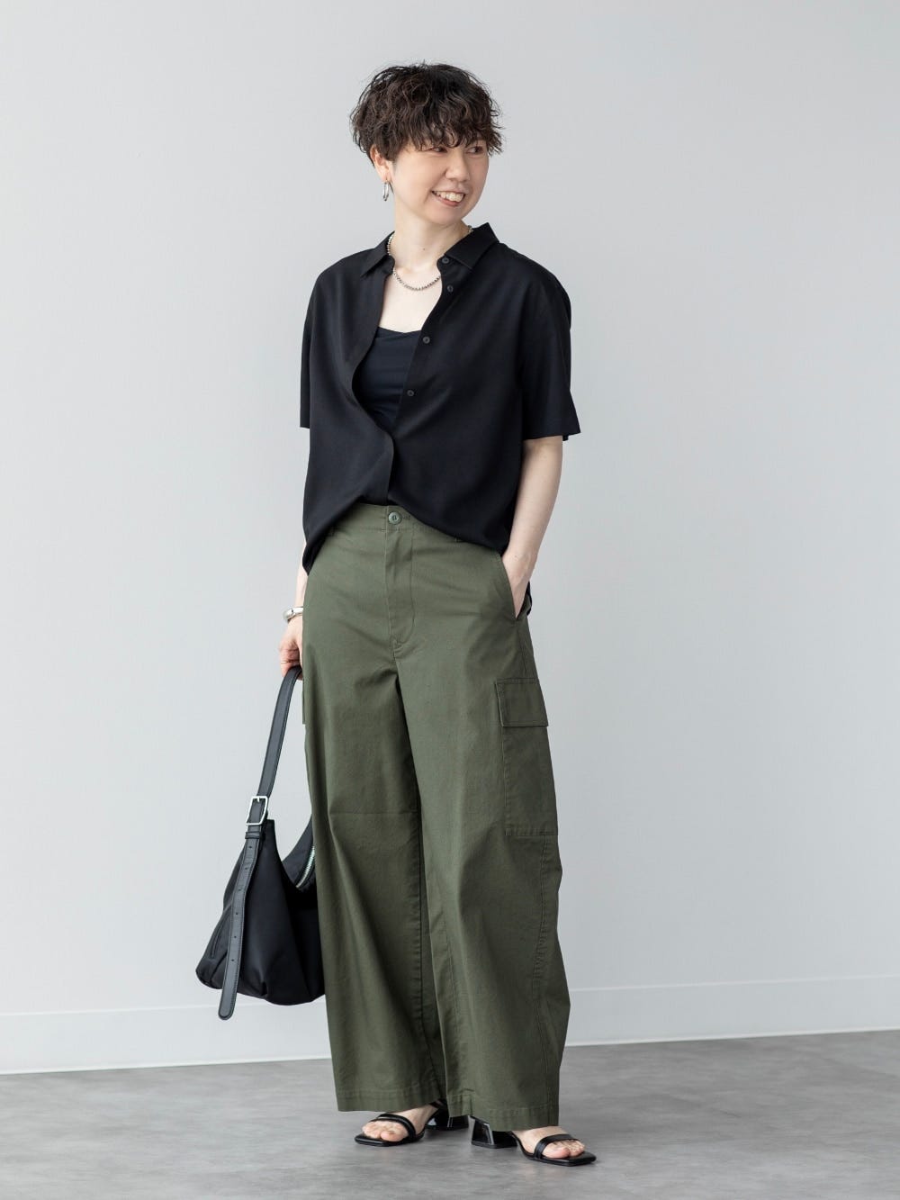 ちらっと見えるインナーとして、黒の半袖シャツと合わせて　出典：StyleHint