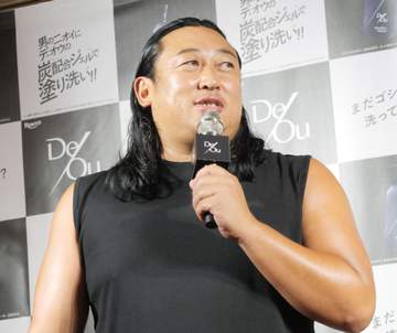 ロバート秋山 報道陣と温泉で「生洗い」実演の異例イベントに登場 「通常の油分」1日3回体に椿油塗布のテカテカ登場