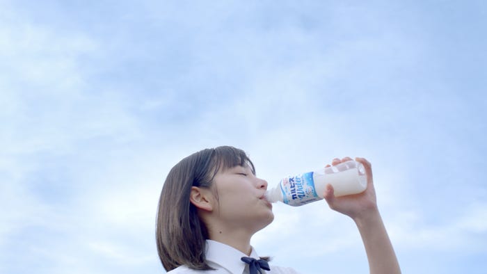 當真あみ/新TVCM『カルピスウォーター』「甘ずっぱい日常」編より(提供写真)