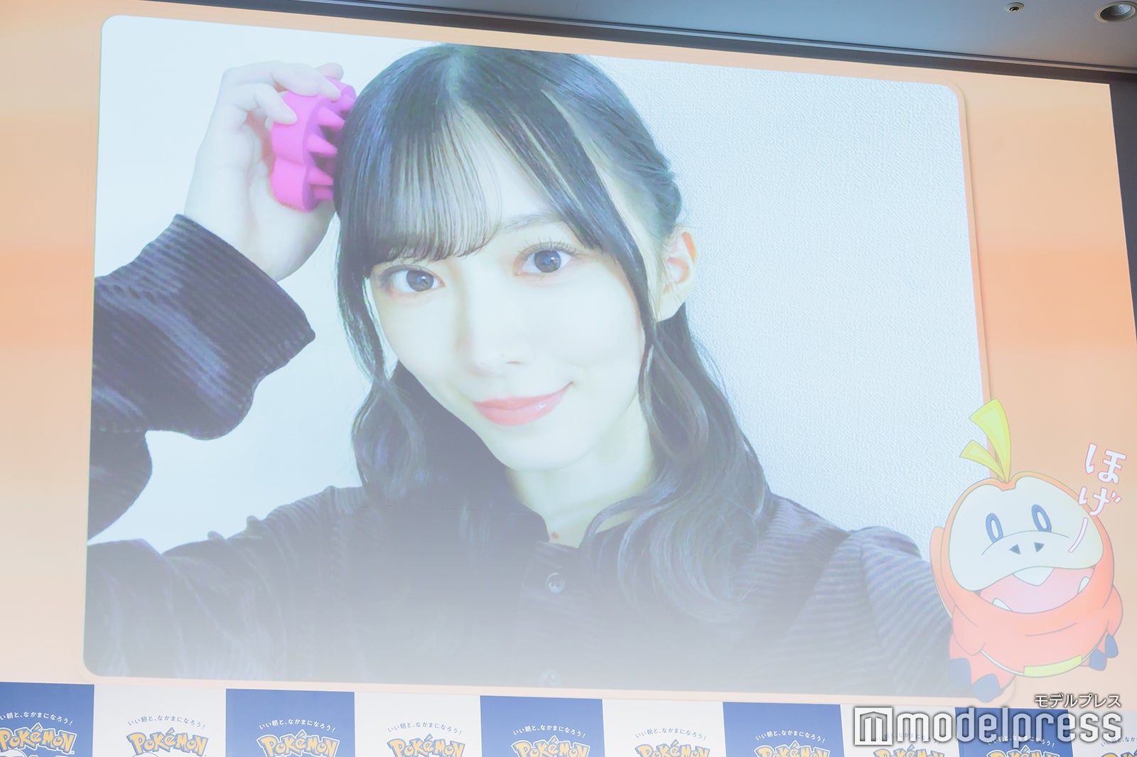 頭皮マッサージをする森田ひかる（C）モデルプレス