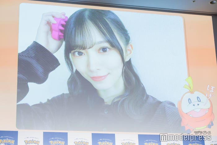 頭皮マッサージをする森田ひかる(C)モデルプレス